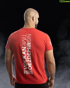 Volkan Oezdemir Instagram - #OURVICTORY 🔥 Good News ! Pour fêter ma victoire et pour vous remercier pour votre soutien, je vous offre -20% sur tous les produits Volkan x @biwi_sa jusqu’à Dimanche avec le code « OURVICTORY » ! 🌋 (link in bio) 

#ufc #ufcfighter #paris #fightnight #volkanoezdemir #biwisa