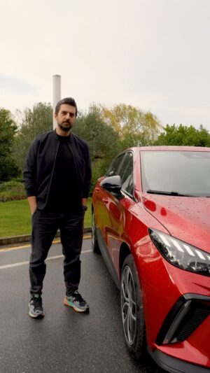 Volkan Öge Instagram - Doğuştan elektrikli MG4 ile şahane bir sürüş testine çıktım!🤩😎
Şehir içinde 577km menzili, göz alıcı rengi ve enerji paylaşım özelliği (V2L) teknolojisiyle MG4’ü çok beğendim.🌟 Kesinlikle #KararSürüşü’ne çıkmanızı öneririm.👍🏼

#MG #KararMG4 #RechargeYourself

@mgturkiye
#işbirliği