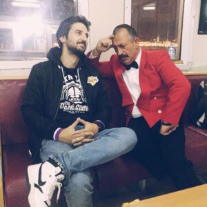 Volkan Öge Instagram - @cmylmz ile her gün görüşme fırsatımız olmuyor tabi ama kendisini #karakomikfilmler setinde bulmuşken bol bol fotoğraf çektireyim dedim. Sağa doğru gidiyor.