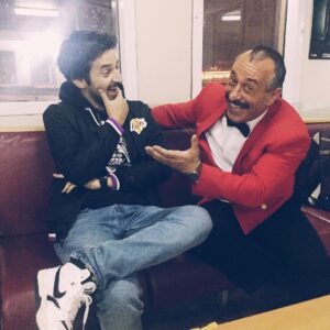 Volkan Öge Instagram - @cmylmz ile her gün görüşme fırsatımız olmuyor tabi ama kendisini #karakomikfilmler setinde bulmuşken bol bol fotoğraf çektireyim dedim. Sağa doğru gidiyor.