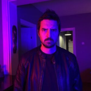 Volkan Öge Instagram - Bir yanım kırmızı bir yanım mavi
Maviden yanayım maviden yana
