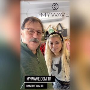 Volkan Severcan Instagram - Çok değerli dostum EFSUN ERSÖZLÜ  @efsun_ersozlu yepyeni markası MYWAVE @mywavecom ile satışa başladı. Ayrıca MMWAVE @mmwavecom ile harika durumdaki 2.el ürünlerin satışını yapıyor. 
https://www.mywave.com.tr
Adresinden ulaşabilirsiniz.
Yok ben illede mağazada görüp deneyeceğim diyorsanız Cengiz Kocatoros Sokak No: 96/B Bostanlı-İzmir adresine gidebilirsiniz.
Ben alışverişimi yaptım bile😃🛍️💐🙏👍
Sevgili Ağabeyim Ünal Ersözlü @unalersozlu ve Efsun Ersözlü’ye uğurlu, başarılı, keyifli ve hayırlı işler diliyorum…💐🙏♥️🧿🛍️
@gozderuzgaren 

#tshirt #fashion #style #apparel #clothing #streetwear #art #clothes #design #graphicdesign #tshirts #hoodies #mensfashion #tshirtdesign #clothingbrand #designforsale #ootd #sportswear #appareldesign #brand #designer #illustration #like #sports #trending #artwork #bags #clothingline #digitalart #reklam