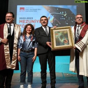 Volkan Severcan Instagram - Ankara Hacı Bayram Veli Üniversitesi 2022-2023 mezuniyet töreninde Bakan Hocam ve Rektör Hocam ile beraber öğrencilerimizin mutluluğunu paylaştık.Bahtları açık olsun.Bugün bir daha gördüm ki hocalık yaptığım üniversitem Türkiye’nin 1 numarası..İyi ki buradayım.. @y__tekin @hacibayramedutr @dr.ibrahimsaritas