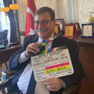 Volkan Severcan Instagram - Bu klaket işini seviyorum. Gerçekten film çekiyormuşum hissi veriyor bana. Garip bir şekilde motive ediyor oyuncuyu “bölüm beş, sahne dört, plan iki, çekim üç…” kulağa hoş gelmiyor mu?
Bu arada Harika bir dizi olacak “SERHAT” Hiç alışık olmadığınız şekilde göreceksiniz bizleri. Ben oynarken çok büyük keyif alıyorum… Harika bir set, muhteşem insanlar…  Özellikle bir Ersin Ağbimiz var, işinin büyük ustası… öyle güzel dokunuşlar yapıyor ki bir yandan polisliğin bilinmeyen önemli detaylarını öğreniyoruz. Bendeniz Asayiş Şube Müdürü olarak geleceğim karşınıza…
 Başta  Tamer Karadağlı @karadagli.tamerr olmak üzere, Bora Tekay @bortekay Haluk Özenç @halukozencofficial ve  tüm emeği geçenlere sonsuz teşekkürler… #serhat