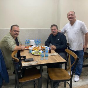Volkan Severcan Instagram - İzmir’e gelipte Ersin’de “ödemiş köfte” yemeden olmaz. Her zamanki gibi olağanüstü… Ellerine sağlık…
👏👏👏🧿🙏💐
@ersinbaski @dr.ibrahimsaritas #ödemişköfte