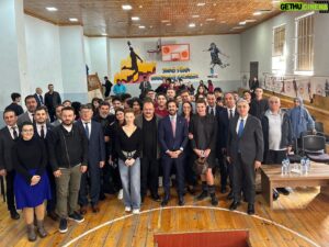 Volkan Severcan Instagram - Kültür ve Turizm Bakan Yardımcımız Sayın Batuhan Mumcu, Sinema Genel Müdürümüz Sn. Erkin Yılmaz, Milli Eğitim Bakanlığı Danışmanımız İbrahim Sarıtaş ve değerli oyuncu arkadaşlarım Şebnem Özinal, Sefa Zengin, Sedef Şahin ile birlikte Bakü Türk Anadolu Lisesi’ndeki öğrenci kardeşlerimizle buluştuk.

@dr.ibrahimsaritas @sefazengin @sedef_s @sebnemozinal