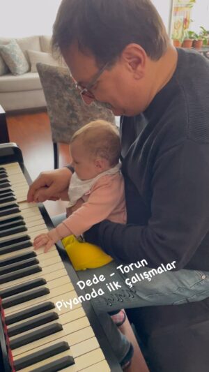 Volkan Severcan Instagram - Araba gelir düt düt düt… Piyanoda ilk çalışmalar🎶
@mmugesevercan @melissevercanyavuz @cnstyvz @meyseryavuz @yavuzvedatt @gulfemyavuz