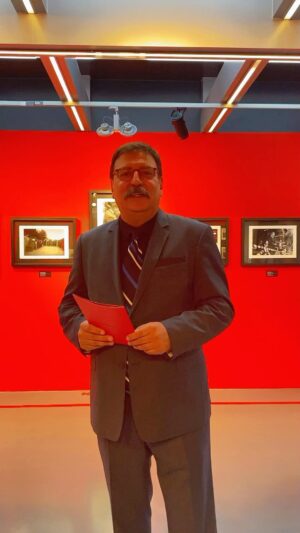Volkan Severcan Instagram - FOLKART’TAN MUHTEŞEM SERGİ
 
“Karanlıkta Akan Bir Yıldız:
 Mustafa Kemal Atatürk”
 
Cumhuriyeti’mizin 100. Yılı’nda FOLKART’ın hazırladığı Muhteşem
ATATÜRK SERGİSİ 29 EKİM’DE Folkart Gallery’de ziyarete açılıyor.
 
Kuvâyi Milliye Destanı’ndan 
Nâzım Hikmet’in Kuvâyi Milliye Destanı’ndaki unutulmayan bir dizeden ilham alınan ve hazırlanışı tam yedi yıl süren; Proje Direktörlüğü’nü Folkart Gallery Genel Koordinatörü Fahri Özdemir’in yaptığı sergi “Karanlıkta Akan Bir Yıldız: Mustafa Kemal Atatürk” adını taşıyor.
 
Cumhuriyeti’mize Saygı Duruşu
Folkart Yönetim Kurulu Başkanı Mesut SANCAK, Folkart’ın Kurumsal Sosyal Sorumluluk Projesi olarak yıllardır hazırlandıkları bu çok kıymetli serginin, Cumhuriyeti’mizin 100. Yılı’na bir saygı duruşunda bulunma ve Mustafa Kemal Atatürk’e minnet gösterme amacı taşıdığını belirtti. 
Folkart Gallery “Karanlıkta Akan Bir Yıldız” adlı özel bir Atatürk sergisi açıyor. Aylardır tamamlanması için büyük gayret gösterilen sergide, Büyük Dahi Gazi Mustafa Kemal Atatürk’ün Türkiye’de ilk kez kamuoyu ile paylaşılan 150 adet yayımlanmamış fotoğrafıyla birlikte, Atatürk’ün kullandığı, bilinmeyen birçok obje de bulunuyor.
Bu objeler arasında Atatürk’ün sigara tabakaları, bastonu, kravatı gibi örnekler yer alıyor. Atatürk’ün bazı kişilere imzaladığı fotoğraflarla birlikte yerli ve yabancı fotoğrafçıların çektiği fotoğraflar, serginin dikkat çekici bölümünü oluşturuyor.
