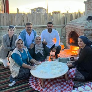 Volkan Severcan Instagram - Darüşşifa okullarında  harika bir etkinliğe katıldım. Yönetim Kurulu Başkanı Sayın Osman Karaaslan’ın davetiyle Darüşşifa Okullarının muhteşem kampüsünün hemen yanında özel olarak hazırlanan bir açık hava sinemasında veliler ve çocuklarla film keyfi yaşadık. Açık hava sinemasının tadı bir başkadır şüphesiz. Üstelik bazlamalar, patlamış mısırlar, meşrubatlarda olunca keyfimize keyif kattık. Sinemanın arkasındaki yörük çadırına ve dahi çocukların ekip biçtiği küçük ama nefis tarlaya bayıldım. Domates, biber bir lezzetlini sormayın gitsin. Şüphesiz ki bir çok okul farklı bir çok etkinlik yapıyor ama gördüğüm en güzel etkinliklerden biri olarak hafızamda taşıyacağım. Emeği geçen herkesi başta Yön. Krl. Bşk. Osman Karaaslan’ı yürekten kutluyorum. Bu tanışmaya vesile olan değerli hocam Doç.Dr. İbrahim Sarıtaş’a da ayrıca teşekkür ederim… @osman.karaaslan @darusifa_kolej @dr.ibrahimsaritas