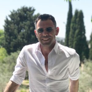 Volkan Uygun Instagram - Duyabiliyorsan..görebiliyorsan..konuşabiliyorsan..tutabiliyorsan..tadabiliyorsan..koklayabiliyosan..dünyanın en zengin insanlarındansın..Şükür et..Hayata gülümse...