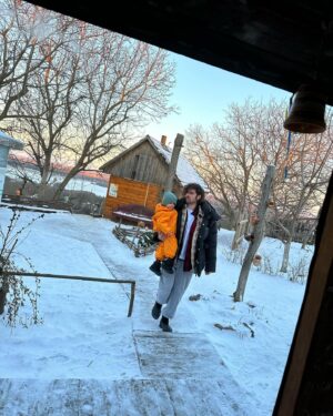 Volodymyr Dantes Instagram - Даша вже писала, що ми були у Старому Хуторі. 
Думав, що буде важко знайти розваги в будинках яким по сто років. Але було дуууже весело. 
Наче сам опинився в своєму дитинстві, коли дуже морозно, хрумтить сніг, катаєшся з гірки і нічогооооо не треба. 

Хоча, буду відвертим, окрім корисного - робити рибок свістунців з глини в артілі у Опішні, ляльку мотанку були вечори «нудоти від мультиків». 
Дозволено було дивитись разом з нами скільки завгодно. Як виявилось - 2 мультики. Потім всі вирубились. Бо жар від печі і нагуляність робить свою справу (на нас з @dasha_katsurina мала тиск ще 40 градусна варенуха😌)

Зірки на відстані руки, баня, аромат морозу, страви за Енеїдою, занурення у коріння - топ вихідні. 

П.С. Відео мають ASMR властивості)