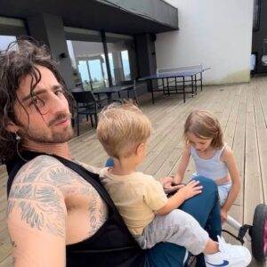 Volodymyr Dantes Instagram - Більше 3 тисяч тіктоків за 3 дні!
Гімн всіх мам/виховательок/вчительок/всіх, хто хоч раз працював або сидів з дітьми 🤣

Знімайте більше – ми з командою обожнюємо переглядати ваші відео :) #явиховуюдітей