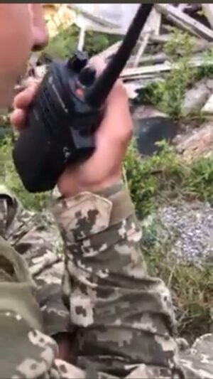 Volodymyr Ostapchuk Instagram - Закарпатці у відкриту спілкуються по рації на передовій, бо їх все одно ніхто зі сторони не розуміє 😂🙌

Слава ЗСУ 💛💙