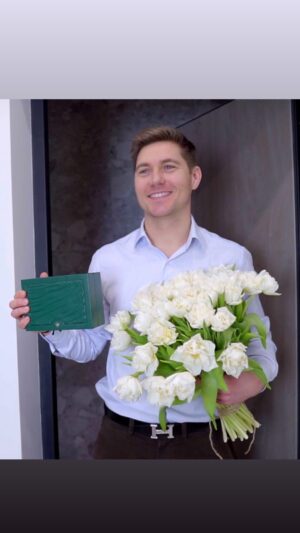 Volodymyr Ostapchuk Instagram - Знайома ситуація? 

Для самотніх чоловіків лайфхак: котлети на вечерю за 25 хвилин з Апетитна від Наша Ряба @apetytna_ – і твій вечір буде кращим, ніж ти уявляв 

А всіх закоханих — вітаю 
Кохання — це прекрасно, 
але й котлети — теж нічого😂🤝