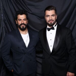 Vyacheslav Makarov Instagram - Фото с мировой звездой @burakozcivit ✅ 
Это были незабываемые 2 дня!
Москва Crocus City Hall и Санкт-Петербург БКЗ «Октябрьский», где с аншлагом прошёл киноконцерт
 «Музыка турецких сериалов» с участием @burakozcivit 
Это невероятное удовольствие брать интервью у международного артиста на глазах 7000 зрителей.
Мы как будто сидели на кухне:
легко, весело, а иногда по-философски говорили о важном.
И всё это в сочетании с фантастически красивой музыкой в исполнении симфонического оркестра.
Благодарю огромную команду за этот необычный и масштабный проект во главе с @fedulova13 
Бурак абсолютно открытый, легкий, настоящий артист с большим уважением ко всем вокруг👍
Мы бы могли говорить на сцене до утра 😂
К слову,сериал «Чёрная любовь» 
вышел в 110 странах мира на 50 языках 😱
⠀
P.s:Отдельное счастье было представить свою новую песню «Беги», которую зрители приняли невероятно тепло❤️
29 февраля её можно будет слушать везде🙏

#вячеславмакаров #славамакаров #певец #ведущий #турецкиесериалы #буракозчивит