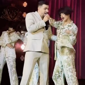Vyacheslav Makarov Instagram - При просмотре данного видео  можно даже ПИКСЕЛЬнуть 🤣
Очень скептически отношусь к качеству видео с телефона, но вы так просили меня оставить хотя бы фрагментально в ленте выступление из Сочи,
то кто я такой, чтобы вам отказывать в этом ?!😀
Листай карусель 🎠
⠀
Балет @fantomasshow 
#ВячеславМакаров #славамакаров #певец #ведущий