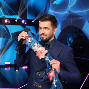 Vyacheslav Makarov Instagram - Она оставила вуаль…
А я с ней пойду в финалЬ😎
Финал юбилейного сезона шоу «Маска» рекомендовано к просмотру!
Будет не только суперкрасиво и музыкально,
 так еще и до истерики смешно 🤣
5 лет проекту 🎂 
Целая жизнь 😍
Спасибо всем, кто с нами🔥
Воскресенье 20:20 на НТВ 

@weitmedia 
@yuliasumacheva 

#вячеславмакаров #певец #ведущий #шоумаска