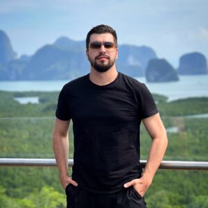 Vyacheslav Makarov Instagram - Если бы я был иностранцем и изучал русский язык, то уже на этой стадии я бы психанул😂
⠀
Море удачи. Дача у моря.
У моря дача.
У дачи море 🤡
⠀
А какие вы знаете сложные обороты в нашем великом и могучем?
⠀
#вячеславмакаров #певец #ведущий