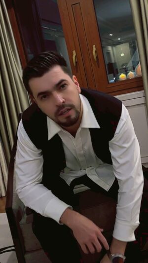 Vyacheslav Makarov Instagram - Готовлю для вас Piano version песни «Беги»
Это будет что-то на красивом и душевном🎈
⠀
P.s.Видео было снято в Королевском люксе отеля Four Seasons.
Ничего необычного, 
классический инста-выпендрёж😅

#вячеславмакаров #беги #fourseasons