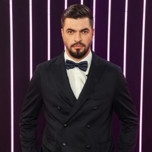 Vyacheslav Makarov Instagram - У тебя такое выражение лица, что к тебе лучше 
не подходить!
Часто говорят мне люди, которые со мной незнакомы.
Потом они знакомятся лично и 
больше никогда ко мне не подходят 🤡
Люблю людей❤️
⠀
И люблю шоу «Маска» по воскресеньям в 20:20 на НТВ
⠀
#вячеславМакаров #будниинтроверта #шоумаска #певец #ведущий