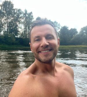 Vyacheslav Manucharov Instagram - В осенней дали голубой,
Летят они в жаркие страны,
А я остаюся с тобой,
А я остаюся с тобою,
Родная навеки страна!
Не нужен мне берег турецкий,
И Африка мне не нужна.