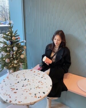 WAX Instagram - 오늘은 분위기 있는 여자~#☕️ @coco_n_beanscafe