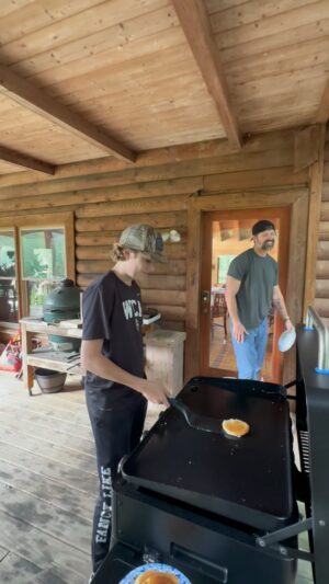 Walker Hayes Instagram - Trick shot day 337 🥞 🥞 🥞 Baylor with the flap jack delivery💪💪💪💪💪BOOM @pitbossgrills Let’s gooooooooo!🦆🦌