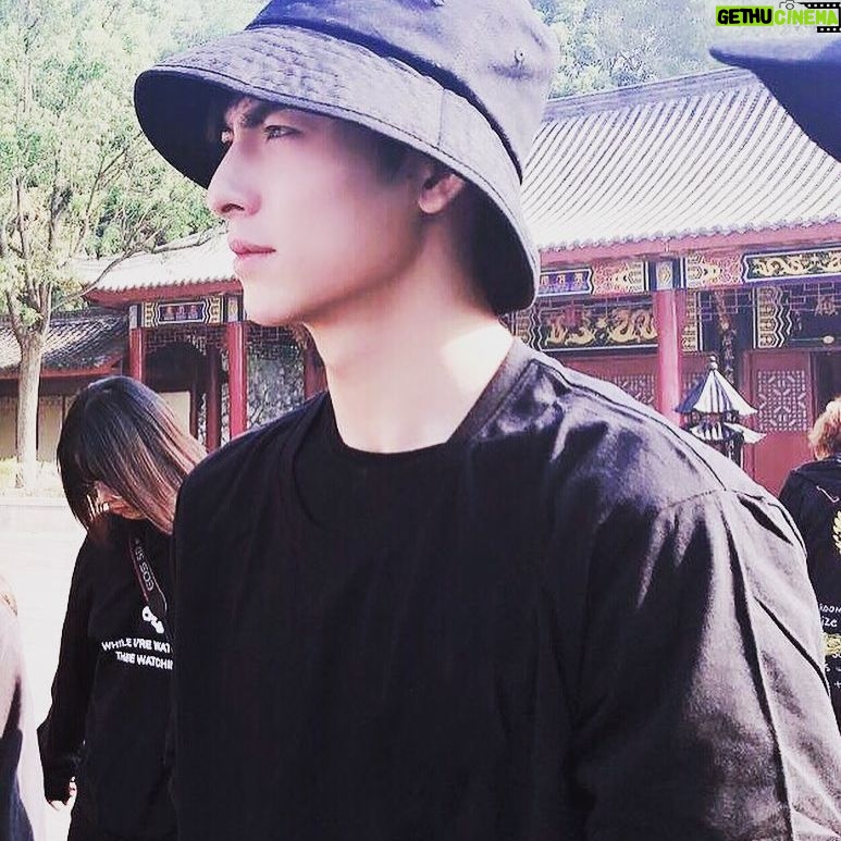 Wang Haoxuan - 28.1K Likes - Hot day, working hard.