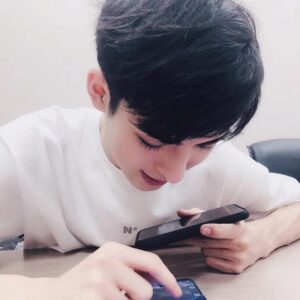Wang Haoxuan Instagram - 直播中...