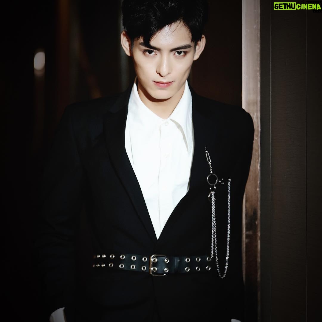 Wang Haoxuan - 26.3K Likes - M·A·C in Nanning