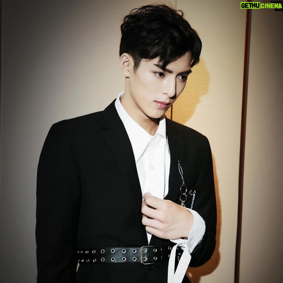 Wang Haoxuan - 26.3K Likes - M·A·C in Nanning