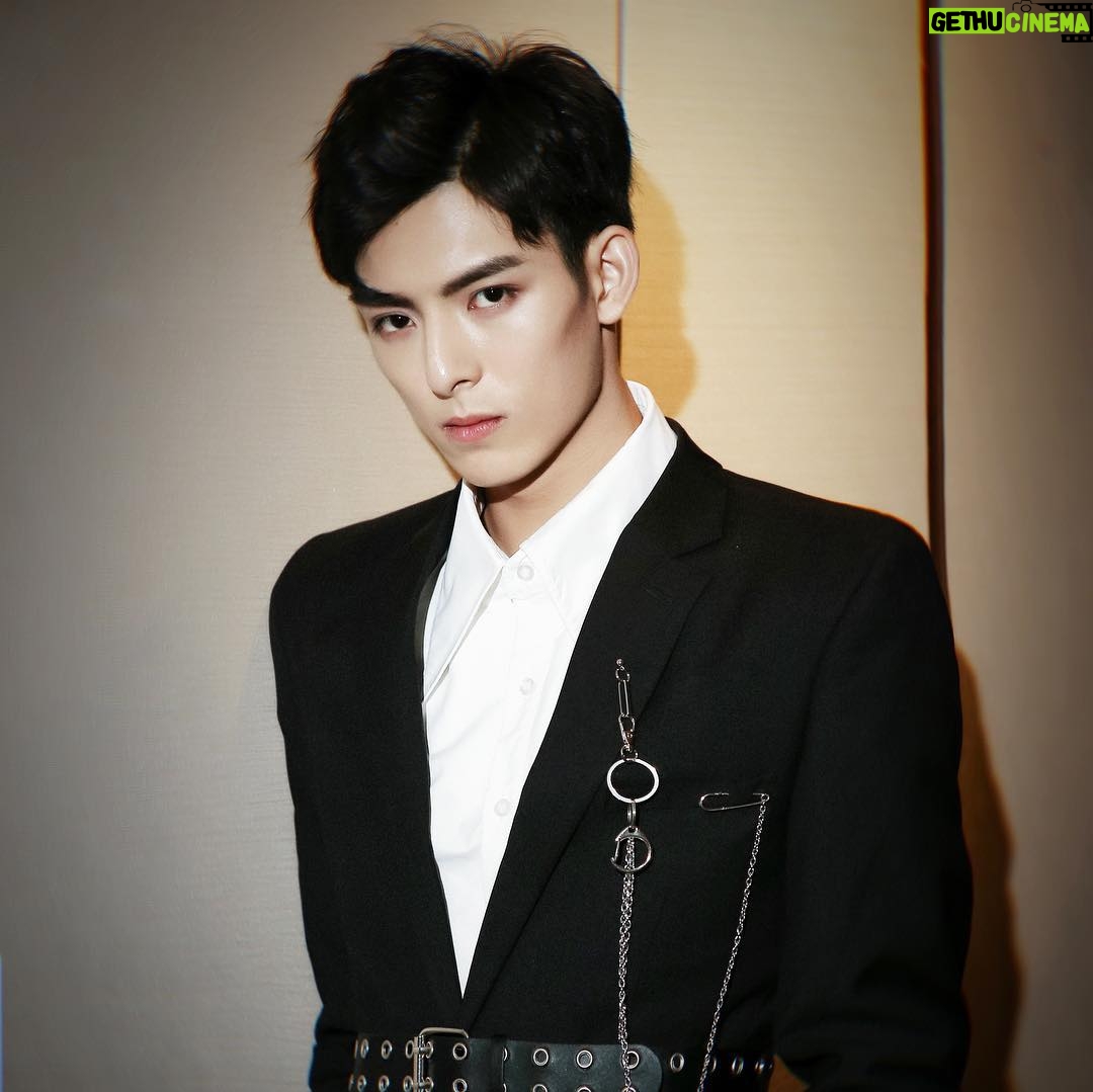 Wang Haoxuan - 26.3K Likes - M·A·C in Nanning