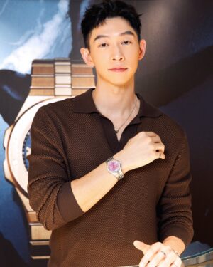 Wang Ko-Yuan Instagram - 讀了Chopard的品牌故事在三十歲即將過半的時刻很是鼓舞，對一件事的熱情，在熱情裡持續從經典中創新，支持電影，熱愛大自然，都是品牌的日常與精神。

出席活動配戴了Alpine Eagle 41 Rock Jasmine 岩石茉莉，粉紅錶面靈感來自於生長在阿爾卑斯山上花，花朵會從岩石縫中開出，象徵了生命力與無所畏懼的堅毅精神。仔細看錶盤可以觀察出模仿老鷹眼睛的虹膜設計，指針尾端則是像老鷹羽毛。另外一款手錶 Alpine Eagle XL Chrono提供了除了經典Lucent Steel精鋼製成外的鈦金屬選擇，抗腐蝕耐鹽水的特性也是極限運動愛好者熱愛的錶款。

今天的蕭邦之旅收穫滿滿，很是感謝，配戴一天也深深被錶款的細節與魅力吸引。附上一句讀到我喜歡的品牌精神：’Only the Alpine Eagle can gaze directly into the face of the sun.’

Brand @chopard 
Photographer @hyh_rexx 
Makeup @yml.makeup @husiniiimakeup 
Hair @driven.by @ajae_yt 
Stylist @tods 
Associated @ivonne._wang 
Many Thanks to Chopard Team 
Tim Cheng/Jessica Wang/Claire Shih
Sherine Tseng/Zoe Chen/Laura Yu/Rosine Wang
Howard Lin /Allen Shu/Ariel Chang/Albert Cheng