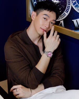 Wang Ko-Yuan Instagram - 讀了Chopard的品牌故事在三十歲即將過半的時刻很是鼓舞，對一件事的熱情，在熱情裡持續從經典中創新，支持電影，熱愛大自然，都是品牌的日常與精神。

出席活動配戴了Alpine Eagle 41 Rock Jasmine 岩石茉莉，粉紅錶面靈感來自於生長在阿爾卑斯山上花，花朵會從岩石縫中開出，象徵了生命力與無所畏懼的堅毅精神。仔細看錶盤可以觀察出模仿老鷹眼睛的虹膜設計，指針尾端則是像老鷹羽毛。另外一款手錶 Alpine Eagle XL Chrono提供了除了經典Lucent Steel精鋼製成外的鈦金屬選擇，抗腐蝕耐鹽水的特性也是極限運動愛好者熱愛的錶款。

今天的蕭邦之旅收穫滿滿，很是感謝，配戴一天也深深被錶款的細節與魅力吸引。附上一句讀到我喜歡的品牌精神：’Only the Alpine Eagle can gaze directly into the face of the sun.’

Brand @chopard 
Photographer @hyh_rexx 
Makeup @yml.makeup @husiniiimakeup 
Hair @driven.by @ajae_yt 
Stylist @tods 
Associated @ivonne._wang 
Many Thanks to Chopard Team 
Tim Cheng/Jessica Wang/Claire Shih
Sherine Tseng/Zoe Chen/Laura Yu/Rosine Wang
Howard Lin /Allen Shu/Ariel Chang/Albert Cheng