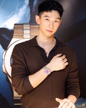 Wang Ko-Yuan Instagram - 讀了Chopard的品牌故事在三十歲即將過半的時刻很是鼓舞，對一件事的熱情，在熱情裡持續從經典中創新，支持電影，熱愛大自然，都是品牌的日常與精神。

出席活動配戴了Alpine Eagle 41 Rock Jasmine 岩石茉莉，粉紅錶面靈感來自於生長在阿爾卑斯山上花，花朵會從岩石縫中開出，象徵了生命力與無所畏懼的堅毅精神。仔細看錶盤可以觀察出模仿老鷹眼睛的虹膜設計，指針尾端則是像老鷹羽毛。另外一款手錶 Alpine Eagle XL Chrono提供了除了經典Lucent Steel精鋼製成外的鈦金屬選擇，抗腐蝕耐鹽水的特性也是極限運動愛好者熱愛的錶款。

今天的蕭邦之旅收穫滿滿，很是感謝，配戴一天也深深被錶款的細節與魅力吸引。附上一句讀到我喜歡的品牌精神：’Only the Alpine Eagle can gaze directly into the face of the sun.’

Brand @chopard 
Photographer @hyh_rexx 
Makeup @yml.makeup @husiniiimakeup 
Hair @driven.by @ajae_yt 
Stylist @tods 
Associated @ivonne._wang 
Many Thanks to Chopard Team 
Tim Cheng/Jessica Wang/Claire Shih
Sherine Tseng/Zoe Chen/Laura Yu/Rosine Wang
Howard Lin /Allen Shu/Ariel Chang/Albert Cheng