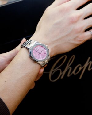 Wang Ko-Yuan Instagram - 讀了Chopard的品牌故事在三十歲即將過半的時刻很是鼓舞，對一件事的熱情，在熱情裡持續從經典中創新，支持電影，熱愛大自然，都是品牌的日常與精神。

出席活動配戴了Alpine Eagle 41 Rock Jasmine 岩石茉莉，粉紅錶面靈感來自於生長在阿爾卑斯山上花，花朵會從岩石縫中開出，象徵了生命力與無所畏懼的堅毅精神。仔細看錶盤可以觀察出模仿老鷹眼睛的虹膜設計，指針尾端則是像老鷹羽毛。另外一款手錶 Alpine Eagle XL Chrono提供了除了經典Lucent Steel精鋼製成外的鈦金屬選擇，抗腐蝕耐鹽水的特性也是極限運動愛好者熱愛的錶款。

今天的蕭邦之旅收穫滿滿，很是感謝，配戴一天也深深被錶款的細節與魅力吸引。附上一句讀到我喜歡的品牌精神：’Only the Alpine Eagle can gaze directly into the face of the sun.’

Brand @chopard 
Photographer @hyh_rexx 
Makeup @yml.makeup @husiniiimakeup 
Hair @driven.by @ajae_yt 
Stylist @tods 
Associated @ivonne._wang 
Many Thanks to Chopard Team 
Tim Cheng/Jessica Wang/Claire Shih
Sherine Tseng/Zoe Chen/Laura Yu/Rosine Wang
Howard Lin /Allen Shu/Ariel Chang/Albert Cheng