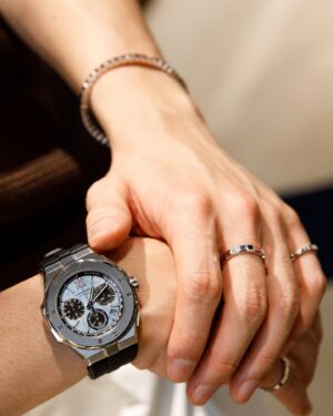 Wang Ko-Yuan Instagram - 讀了Chopard的品牌故事在三十歲即將過半的時刻很是鼓舞，對一件事的熱情，在熱情裡持續從經典中創新，支持電影，熱愛大自然，都是品牌的日常與精神。

出席活動配戴了Alpine Eagle 41 Rock Jasmine 岩石茉莉，粉紅錶面靈感來自於生長在阿爾卑斯山上花，花朵會從岩石縫中開出，象徵了生命力與無所畏懼的堅毅精神。仔細看錶盤可以觀察出模仿老鷹眼睛的虹膜設計，指針尾端則是像老鷹羽毛。另外一款手錶 Alpine Eagle XL Chrono提供了除了經典Lucent Steel精鋼製成外的鈦金屬選擇，抗腐蝕耐鹽水的特性也是極限運動愛好者熱愛的錶款。

今天的蕭邦之旅收穫滿滿，很是感謝，配戴一天也深深被錶款的細節與魅力吸引。附上一句讀到我喜歡的品牌精神：’Only the Alpine Eagle can gaze directly into the face of the sun.’

Brand @chopard 
Photographer @hyh_rexx 
Makeup @yml.makeup @husiniiimakeup 
Hair @driven.by @ajae_yt 
Stylist @tods 
Associated @ivonne._wang 
Many Thanks to Chopard Team 
Tim Cheng/Jessica Wang/Claire Shih
Sherine Tseng/Zoe Chen/Laura Yu/Rosine Wang
Howard Lin /Allen Shu/Ariel Chang/Albert Cheng