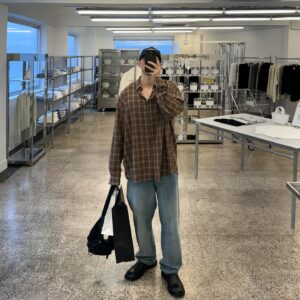 Wang Ko-Yuan Instagram - 日常碎片之一：
用錢和看事情方式的不同是一個跨不去的代溝，一字馬也跨不過去。這個男的快遲到了還是要騎腳踏車跟拍一張照。

日常碎片之二：
今天在逛超市買日用品的時候因為眼前的韓文實在太難頓時迷失在原地，腦中卻突然飄過前幾天看到友人轉發的一句話：「一個人只要解決孤單就好，兩個人呢就會生出一大堆麻煩。」原本想要打給韓國友人求救，但今天的心情是只想一個人，於是把KakaoTalk關掉改成Naver字典。

日常碎片之三：
在韓尋找健康餐盒的時候被地圖帶去另外一間店，店主是三位姊姊，用韓文混著英文點餐的時候說出了：「사장님들 너무 예쁘고 친절해요.」而獲得好吃餅乾和一整天的好心情。

最近地震好頻繁，希望大家都平平安安注意安全🙌🏻✨