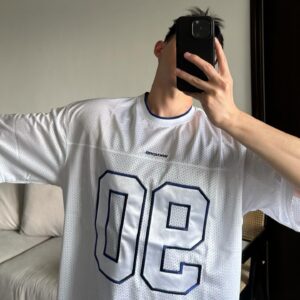 Wang Ko-Yuan Instagram - 日常碎片之一：
回來幾天，最有效率把自己召喚回來的方式是去逛超市，買了無糖豆漿、奇異果和燕麥。今天最喜歡的行程是喝完冰美式坐在沙發上發呆，滑手機看到某個留言串裡的是日救星：「人都會有狀態不好的時候，不要太嚴格嚕。」

日常碎片之二：
我：這樣看起來腿的比例不好
韓國友人：好（把手機拿去過）
韓國友人：這樣可以嗎
我：？
韓國友人：（突然開始唱歌）
我：？

日常碎片之三：
第Ｎ次首爾，每次來都會在空氣裡聞到一種味道，上網查了以後發現大家都聞過這個味道，是一種只有在首爾空氣或是某個人走過去的時候會突然飄過的味道，淡淡的很舒服但不是香水味，有人說是洗衣劑，有人說是烘衣紙，來韓一個月至今都還沒有辦法解答到底是什麼味道。