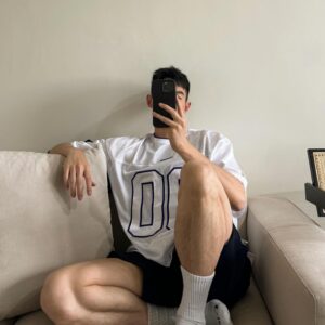 Wang Ko-Yuan Instagram - 日常碎片之一：
回來幾天，最有效率把自己召喚回來的方式是去逛超市，買了無糖豆漿、奇異果和燕麥。今天最喜歡的行程是喝完冰美式坐在沙發上發呆，滑手機看到某個留言串裡的是日救星：「人都會有狀態不好的時候，不要太嚴格嚕。」

日常碎片之二：
我：這樣看起來腿的比例不好
韓國友人：好（把手機拿去過）
韓國友人：這樣可以嗎
我：？
韓國友人：（突然開始唱歌）
我：？

日常碎片之三：
第Ｎ次首爾，每次來都會在空氣裡聞到一種味道，上網查了以後發現大家都聞過這個味道，是一種只有在首爾空氣或是某個人走過去的時候會突然飄過的味道，淡淡的很舒服但不是香水味，有人說是洗衣劑，有人說是烘衣紙，來韓一個月至今都還沒有辦法解答到底是什麼味道。