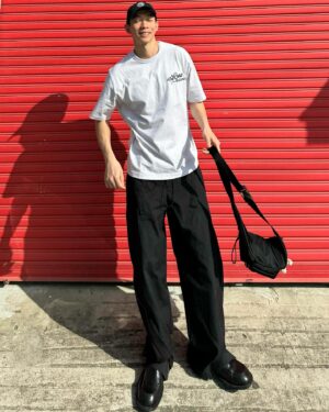Wang Ko-Yuan Instagram - 日常碎片之一：
回來幾天，最有效率把自己召喚回來的方式是去逛超市，買了無糖豆漿、奇異果和燕麥。今天最喜歡的行程是喝完冰美式坐在沙發上發呆，滑手機看到某個留言串裡的是日救星：「人都會有狀態不好的時候，不要太嚴格嚕。」

日常碎片之二：
我：這樣看起來腿的比例不好
韓國友人：好（把手機拿去過）
韓國友人：這樣可以嗎
我：？
韓國友人：（突然開始唱歌）
我：？

日常碎片之三：
第Ｎ次首爾，每次來都會在空氣裡聞到一種味道，上網查了以後發現大家都聞過這個味道，是一種只有在首爾空氣或是某個人走過去的時候會突然飄過的味道，淡淡的很舒服但不是香水味，有人說是洗衣劑，有人說是烘衣紙，來韓一個月至今都還沒有辦法解答到底是什麼味道。