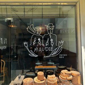 Wang Ko-Yuan Instagram - 圖一：第一眼以為他們在對我比中指好喜歡
圖二：韓國生活是讀書逛街吃飯喝咖啡吃宵夜吃甜點
圖三：那個時候只要說出아지금 치킨 아주 먹고 싶어
圖四：草莓糖葫蘆
圖五：那天去收工的時候和朋友一起在路上踩到海綿寶寶
圖六：很可愛的韓國品牌
圖七：我總是把最壞的脾氣發在和我最親近的人身上
圖八：信箱的＠跟吃的海螺是同一個字