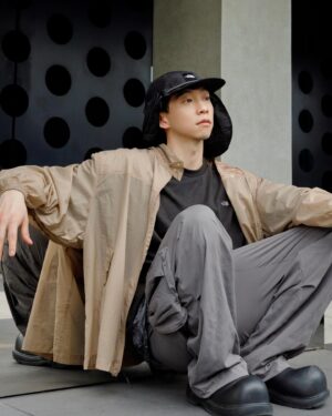 Wang Ko-Yuan Instagram - 尋找生活靈感的方法之一是在一周的某天不設定任何目標在路上走走，走的過程裡會看到熟悉的街景和沒有去過的咖啡廳，熟悉的環境會勾起一些因為生活忙碌而忘記的可愛回憶，沒有去過的地方則是能帶給你對生活的期待，想著下次要和誰誰誰一起來這裡喝一杯。

走在戶外探索的時候也像在自我探索，覺得卡住的時候反而要多給自己一點時間，整理好自己穿上喜歡的衣服， @tnf_urbanexploration_taiwan TDC系列有寬鬆輕薄的材質，褲子上的四個口袋解放雙手，可調節抽繩設計可以讓鑰匙信用卡耳機不再隨意去旅行，感受生活的同時也能感受到設計者的巧思，穿得自在才能讓生活放鬆，心情也就可以跟著輕鬆起來了。

@tnf_urbanexploration_taiwan 
#neverstopexploring #TokyoDesignCollective #馭風輕馳