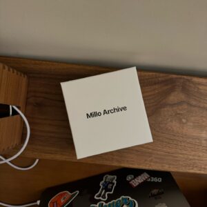 Wang Ko-Yuan Instagram - 圖一：第一眼以為他們在對我比中指好喜歡
圖二：韓國生活是讀書逛街吃飯喝咖啡吃宵夜吃甜點
圖三：那個時候只要說出아지금 치킨 아주 먹고 싶어
圖四：草莓糖葫蘆
圖五：那天去收工的時候和朋友一起在路上踩到海綿寶寶
圖六：很可愛的韓國品牌
圖七：我總是把最壞的脾氣發在和我最親近的人身上
圖八：信箱的＠跟吃的海螺是同一個字