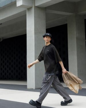 Wang Ko-Yuan Instagram - 尋找生活靈感的方法之一是在一周的某天不設定任何目標在路上走走，走的過程裡會看到熟悉的街景和沒有去過的咖啡廳，熟悉的環境會勾起一些因為生活忙碌而忘記的可愛回憶，沒有去過的地方則是能帶給你對生活的期待，想著下次要和誰誰誰一起來這裡喝一杯。

走在戶外探索的時候也像在自我探索，覺得卡住的時候反而要多給自己一點時間，整理好自己穿上喜歡的衣服， @tnf_urbanexploration_taiwan TDC系列有寬鬆輕薄的材質，褲子上的四個口袋解放雙手，可調節抽繩設計可以讓鑰匙信用卡耳機不再隨意去旅行，感受生活的同時也能感受到設計者的巧思，穿得自在才能讓生活放鬆，心情也就可以跟著輕鬆起來了。

@tnf_urbanexploration_taiwan 
#neverstopexploring #TokyoDesignCollective #馭風輕馳