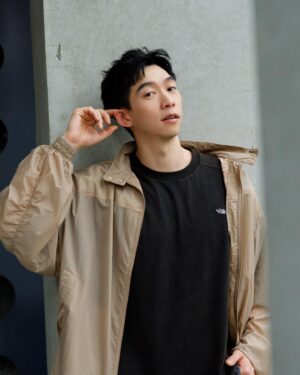 Wang Ko-Yuan Instagram - 尋找生活靈感的方法之一是在一周的某天不設定任何目標在路上走走，走的過程裡會看到熟悉的街景和沒有去過的咖啡廳，熟悉的環境會勾起一些因為生活忙碌而忘記的可愛回憶，沒有去過的地方則是能帶給你對生活的期待，想著下次要和誰誰誰一起來這裡喝一杯。

走在戶外探索的時候也像在自我探索，覺得卡住的時候反而要多給自己一點時間，整理好自己穿上喜歡的衣服， @tnf_urbanexploration_taiwan TDC系列有寬鬆輕薄的材質，褲子上的四個口袋解放雙手，可調節抽繩設計可以讓鑰匙信用卡耳機不再隨意去旅行，感受生活的同時也能感受到設計者的巧思，穿得自在才能讓生活放鬆，心情也就可以跟著輕鬆起來了。

@tnf_urbanexploration_taiwan 
#neverstopexploring #TokyoDesignCollective #馭風輕馳