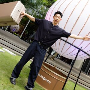 Wang Ko-Yuan Instagram - 好久沒旅行了，走進Samsonite的無畏前行主題公園展覽，各種旅行元素讓我又想起旅行的美好，在機場伸展區體驗到EVOA Z系列行李箱的絲滑推拉，無論在機場還是街上都可以輕鬆省力，配備Aero-TracTM Whirl減震架輪系統，讓每一步都如履平地，無論走在繁忙的機場還是街上都輕鬆自如。

回家之後想著今年有好幾次說走就走的旅行，腦中浮現《寄生上流》裡有一段對白的大意在想說：「沒有計劃，人生才能真正自在。」好像等等就可以開始收拾行李出發濟州島了。

體驗絲滑推拉與回憶旅行請往這裡：
·微風南山1F 北側戶外場地
·Samsonite Moving Strength Theme Park 無畏前行主題公園展覽活動，即日起至6/30(Sun.)
@samsonite_taiwan #SamsoniteTW #MovingStrength #無畏前行