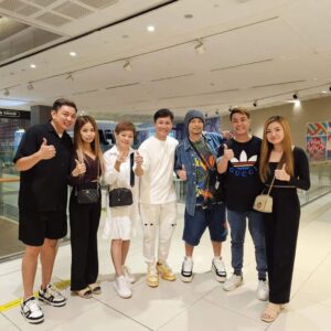 Wang Lei Instagram - 整家人来支持老爸演的电影《扑克王者》，看完过后，他们异口同声的说，这部电影很适合一家大小一起看。🤣🤣🤣
#贺岁片扑克王者 
#2月8号新馬隆重上映