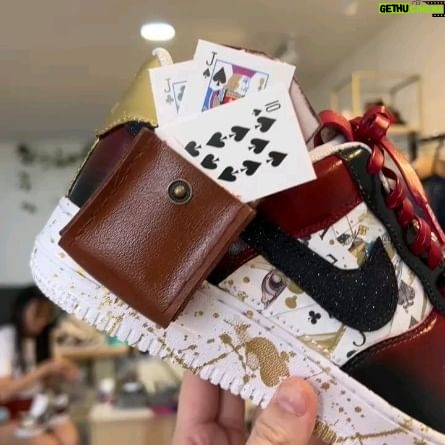Wang Lei - 1.6K Likes - 馬来西亞贺岁片《扑克王者》票房破了rm700万,老板送我们演员每人一双限量版的鞋子,真的好特别!🤣🤣🤣
感谢你!!!
#ednacreationz
#全世界独一无二
#only one
#扑克王者