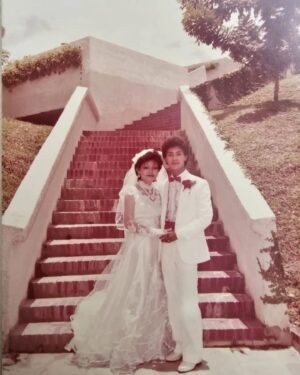 Wang Lei Instagram - 我们辛苦走过了40年，我们在一起生活了40年，我们结婚了40年了!❤️❤️❤️
我们继续走下去，我会继续陪你多40年!🤣
#40年红宝石婚 
#我们结婚40年了